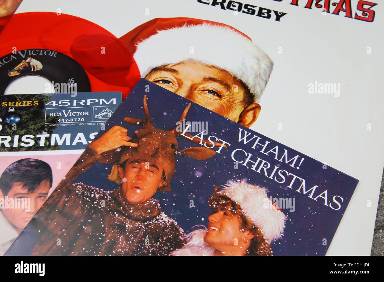 Viersen, Deutschland - 9. Dezember. 2020: Nahaufnahme von Vinylplatten-Cover-Singles mit berühmten weihnachtsliedern (Fokus auf dem letzten weihnachts-Cover von Wham) Stockfoto