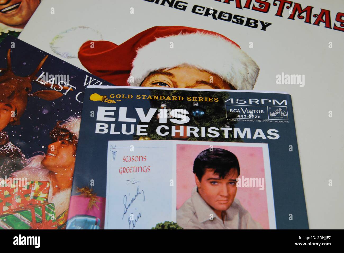 Viersen, Deutschland - 9. Dezember. 2020: Nahaufnahme von Vinylplatten-Cover-Singles mit berühmten weihnachtsliedern (Schwerpunkt Elvis Presley Blue christmas) Stockfoto