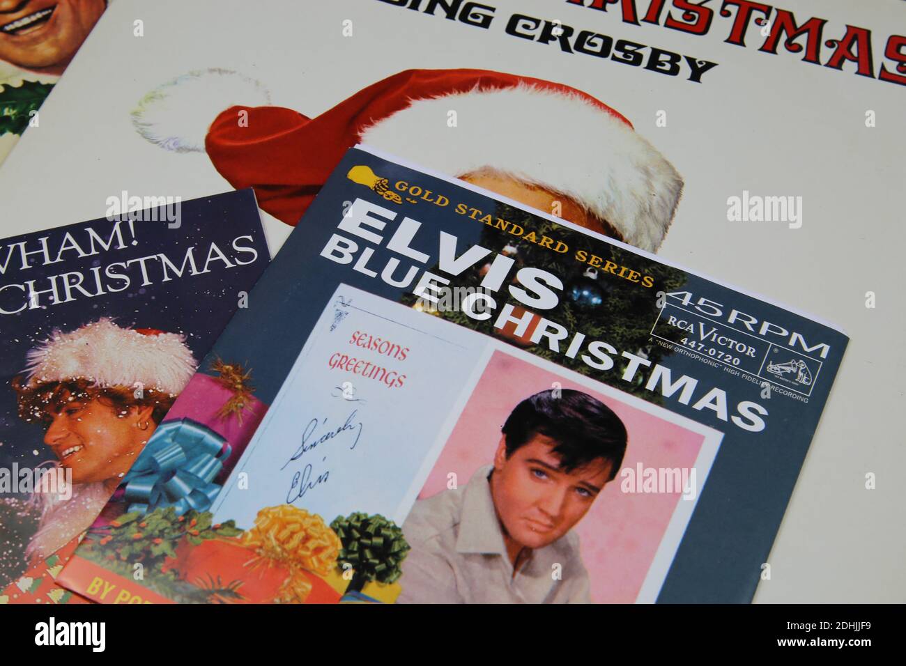 Viersen, Deutschland - 9. Dezember. 2020: Nahaufnahme von Vinylplatten-Cover-Singles mit berühmten weihnachtsliedern (Schwerpunkt Elvis Presley Blue christmas) Stockfoto Viersen, Deutschland - 9. Dezember. 2020: Nahaufnahme von Vinylplatten-Cover-Singles mit berühmten weihnachtsliedern (Schwerpunkt Elvis Presley Blue christmas) Stockfoto