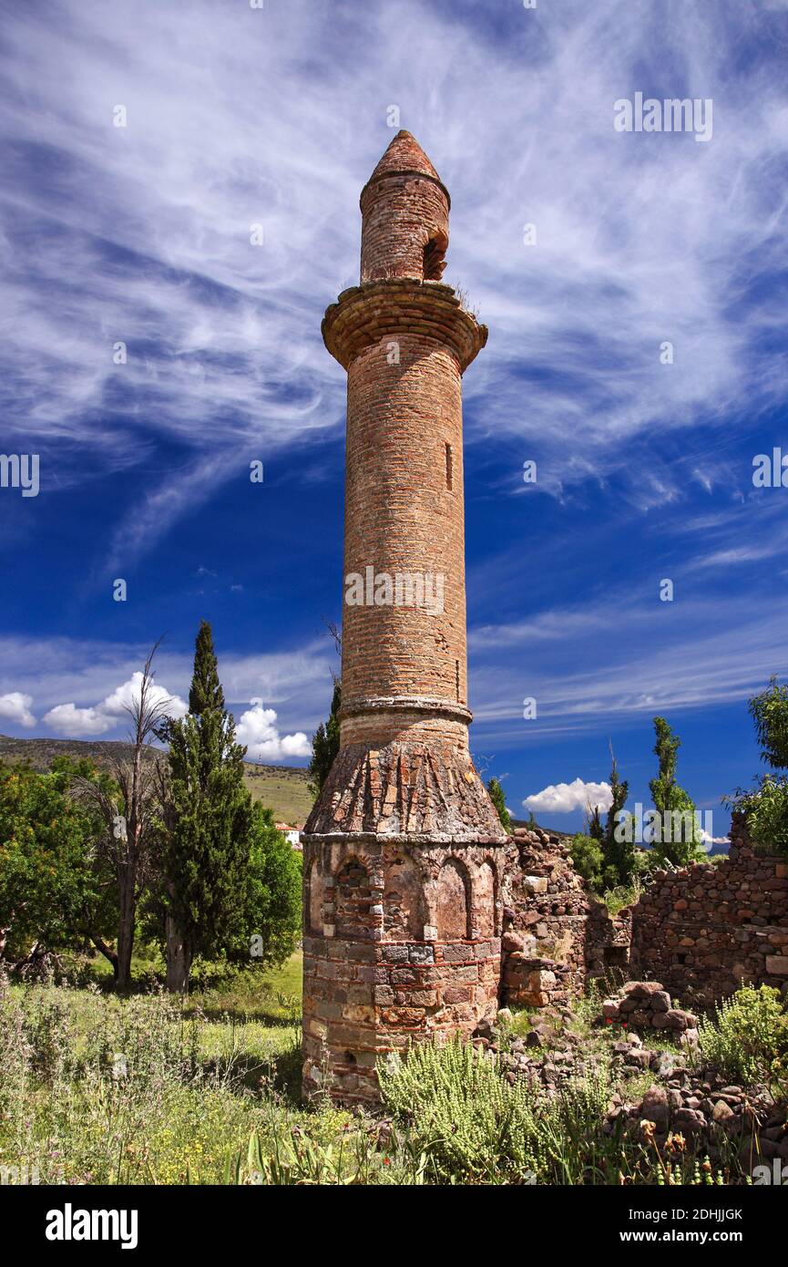 Altes Minarett, das vom Dorf Parakila (Parakoila), in der westlichen Lesvos Insel, Griechenland, Europa, erhalten wurde. Es war Teil einer nahegelegenen Moschee. Stockfoto