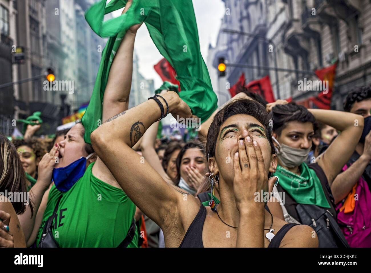 Buenos Aires, Bundeshauptstadt, Argentinien. Dezember 2020. Nach 20 Stunden der Debatte gaben die Abgeordneten dem Projekt zur Legalisierung von Abtreibungen eine halbe Sanktion, jetzt muss es im Senat behandelt werden, wo engere Zahlen erwartet werden, mit einer Votum-by-Votum-Definition.Inzwischen haben sich außerhalb des Kongresses "grüne" und "blaue" Kämpfer, Wer hatte begonnen, um Mittag ankommen, hielt eine Mahnwache während der Nacht, in Erwartung der Auflösung. Schließlich feierten diejenigen, die wollen, dass es "Gesetz" sei. Quelle: Roberto Almeida Aveledo/ZUMA Wire/Alamy Live News Stockfoto