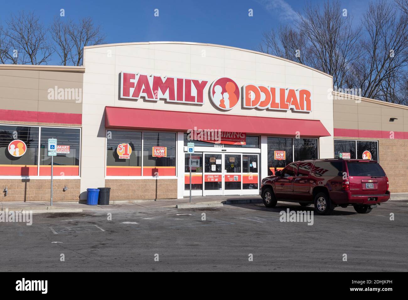 Indianapolis - Circa Dezember 2020: Family Dollar Variety Store. Family Dollar ist eine Tochtergesellschaft von Dollar Tree. Stockfoto