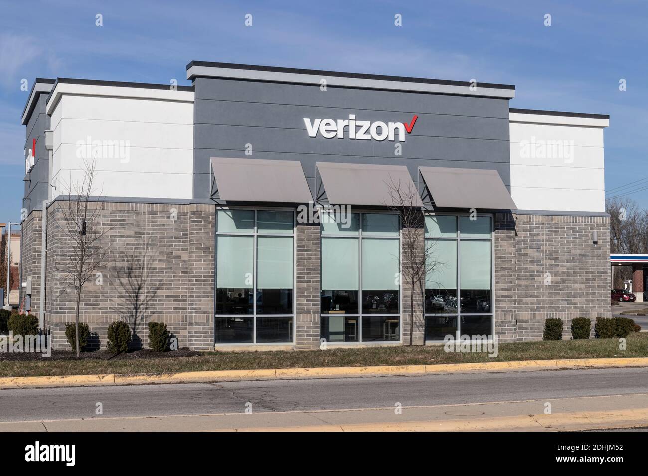 Greenfield - Circa Dezember 2020: Verizon Wireless Retail Location. Verizon bietet drahtlose Glasfasertechnik mit hoher Kapazität und 5G-Kommunikation. Stockfoto