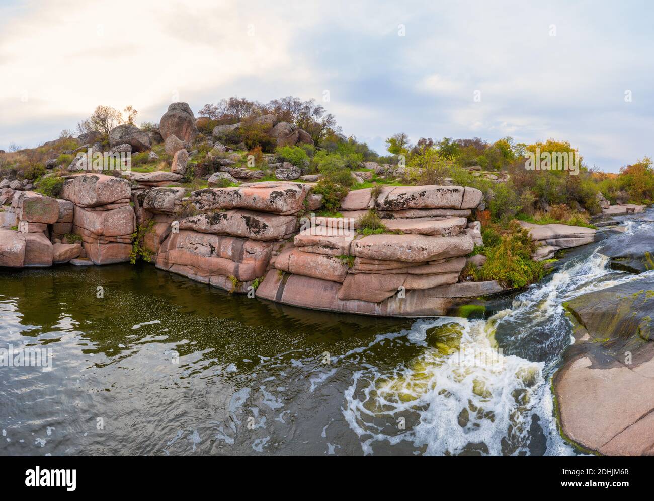 Ein kleiner schneller Wasserfall Kamenka in der Wildnis im Abendlicht in der Ukraine. Stockfoto