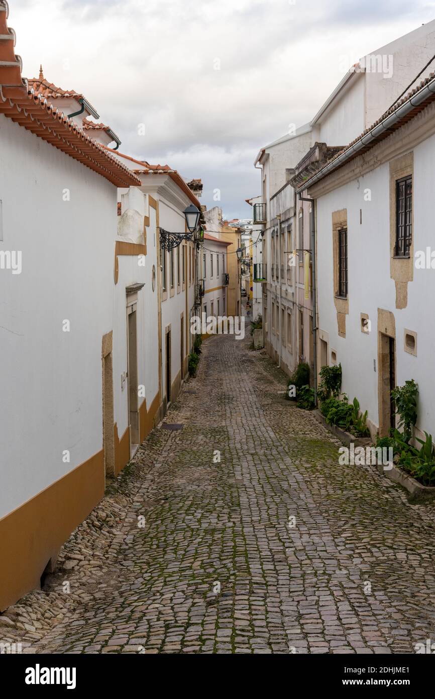 Tomar, Portugal: 8. Dezember 2020: Schmale Straße in der Altstadt von Tomar Stockfoto