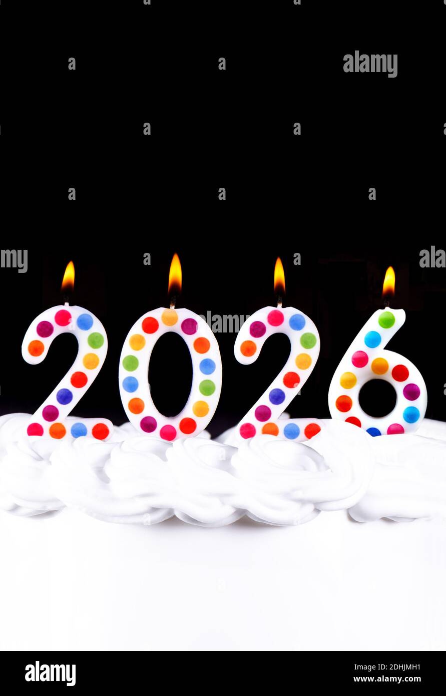 Vier weiße Kerzen Zahlen Flamme Frohes neues Jahr 2026 schwarz Hintergrund Stockfoto