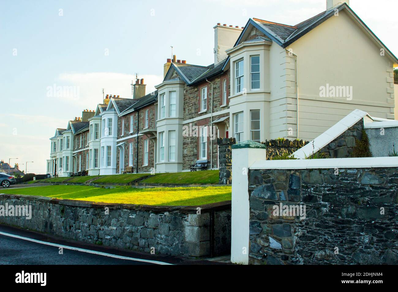 11. Oktober 2018 eine Reihe von schönen traditionellen viktorianischen Häuser mit Meerblick auf einer Meeresklippe Straße in Bangor County Down in Nordirland. Stockfoto