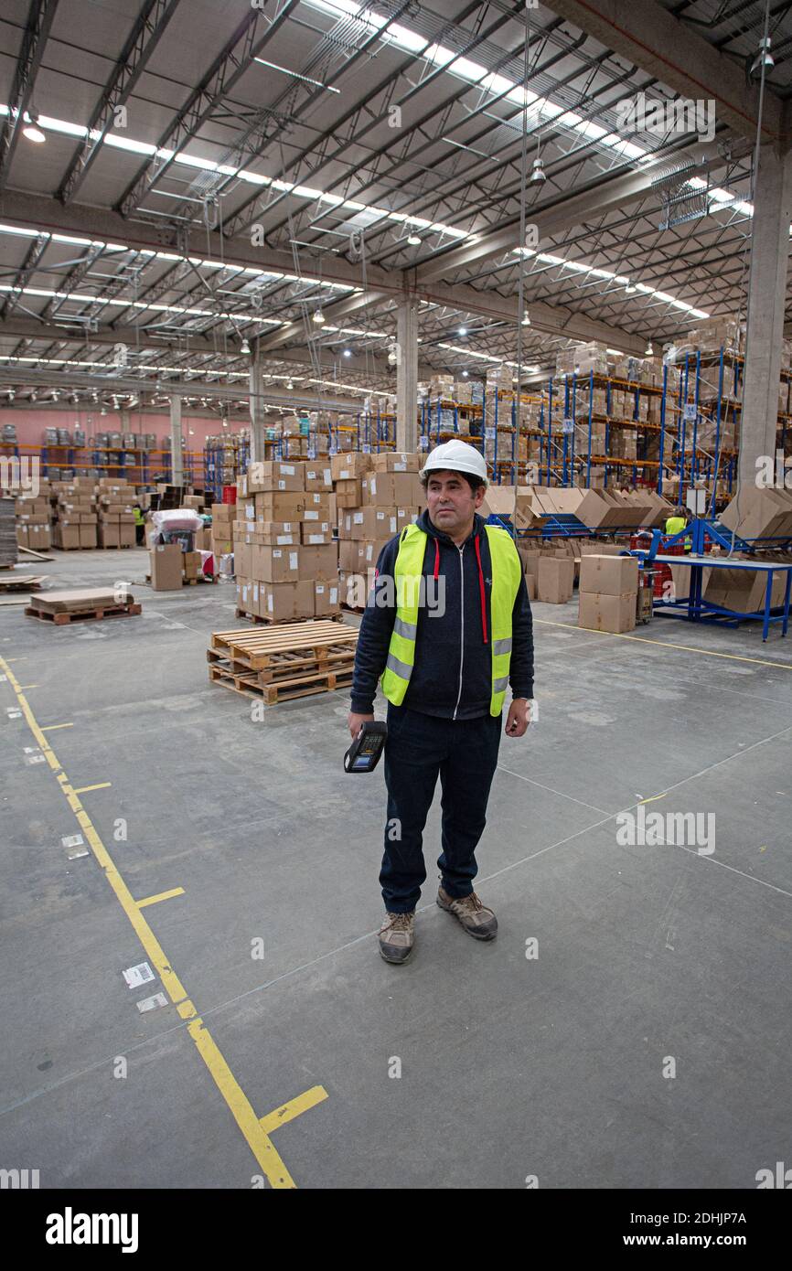 Porträt eines männlichen Lagerarbeiters, der mit einem Barcode-Scanner im Lager stand Lager /Samsonite Latin American (LATA ) Distributionszentrum in Chile Stockfoto