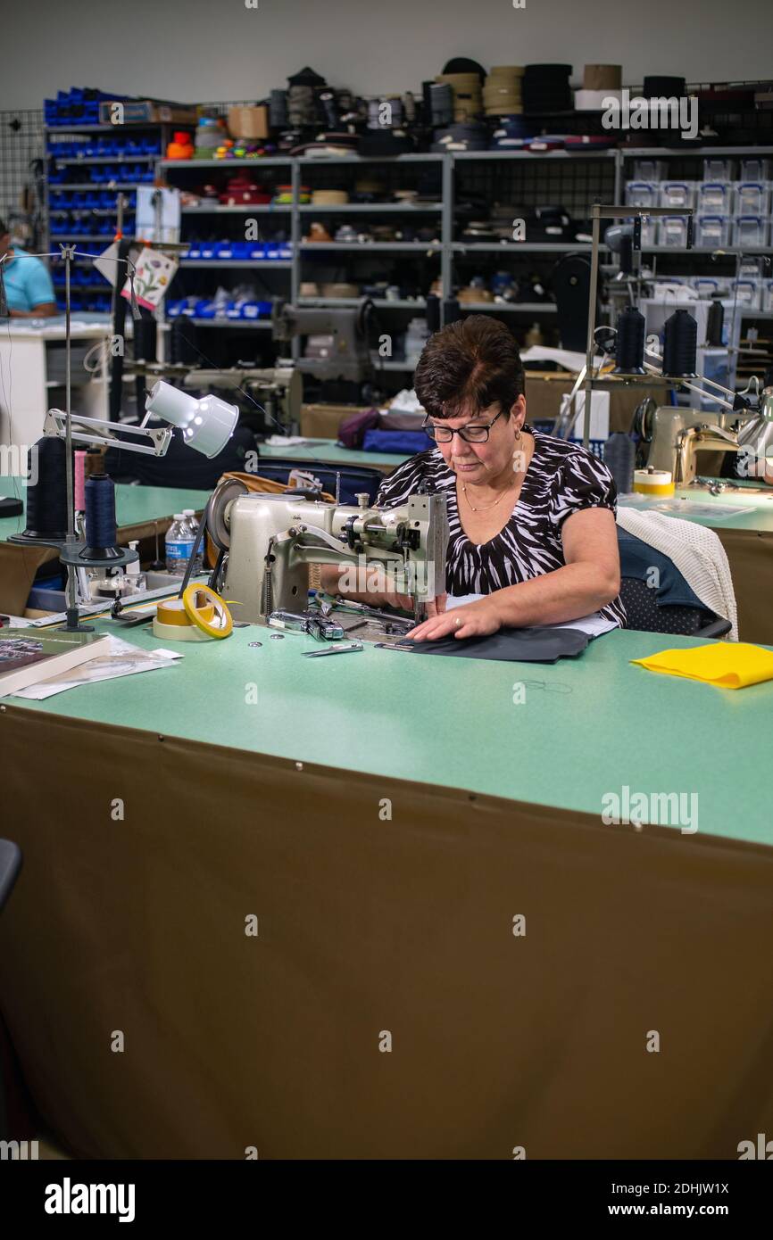 Weibliche Arbeiterin in bei Gepäckhersteller Samsonite näht mit Nähmaschine, Mansfield, Massachusetts, USA. Stockfoto