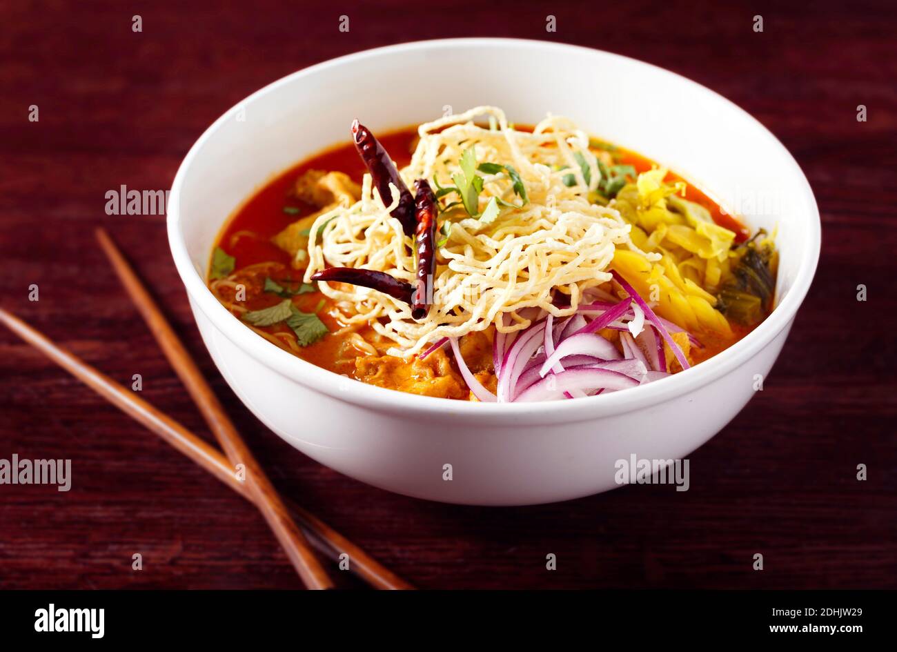 Thailändisches Gericht von Khao soi in einer weißen Schüssel auf Eine dunkle Tabelle mit Kopierplatz Stockfoto