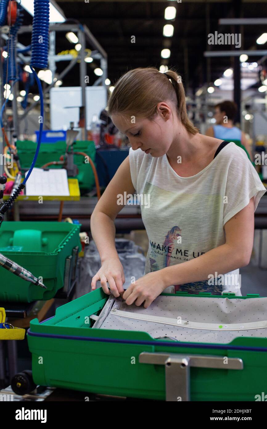 Weibliche Mitarbeiterin am Produktionsstandort von Samsonite in Oudenaarde, Belgien Stockfoto