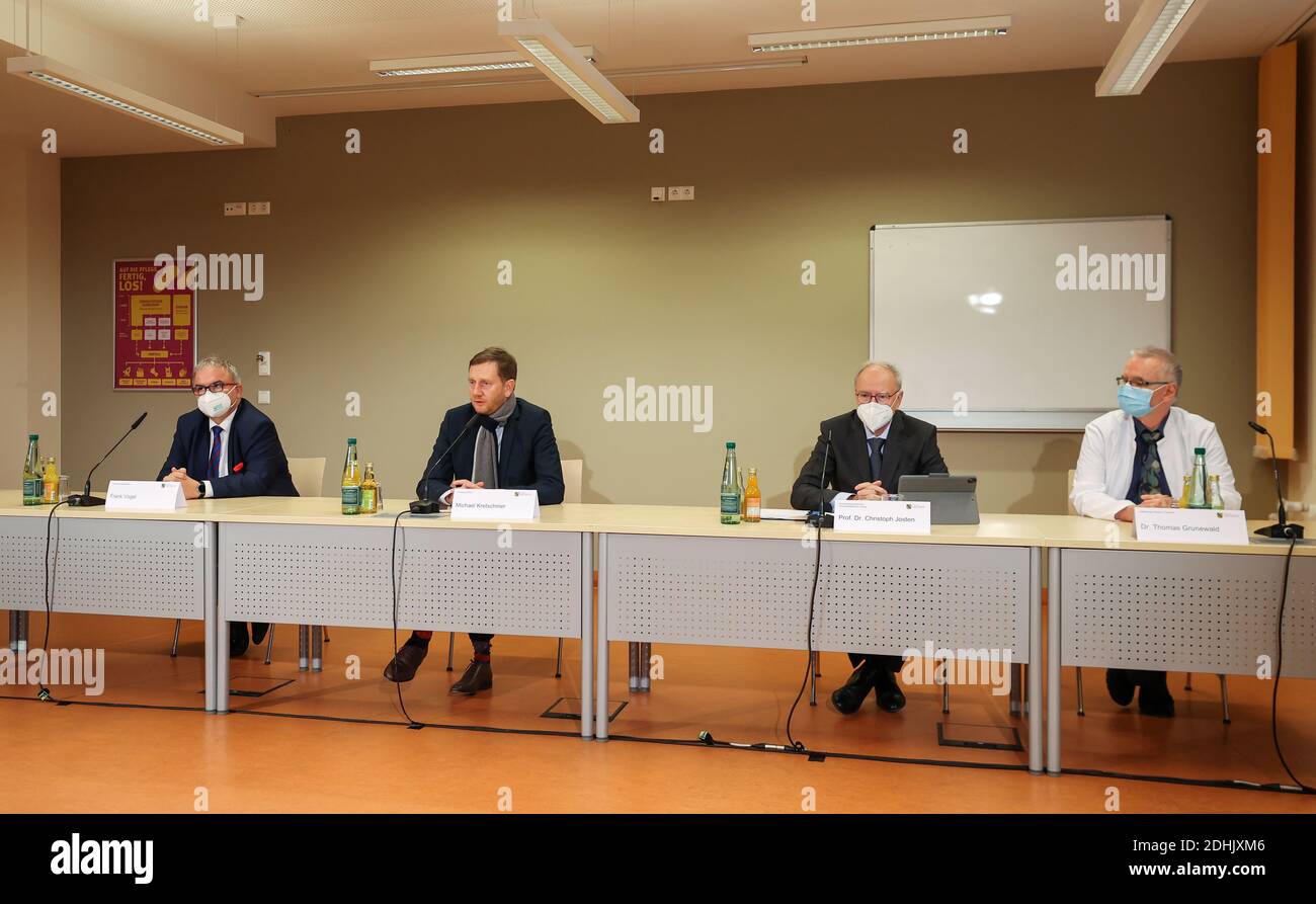 11. Dezember 2020, Sachsen, Aue: Frank Vogel (l-r), Landrat des Erzgebirgskreises, Michael Kretschmer (beide CDU), Ministerpräsident von Sachsen, Christoph Josten, Universitätsklinikum Leipzig, und Thomas Grünewald, Infektiologe vom Chemnitzer Krankenhaus, sitzen bei einer Pressekonferenz im Helios Klinikum. Das Erzgebirge gehört neben Ostsachsen zu den Regionen mit der höchsten Infektionsrate im Freistaat. Ab Samstag (12.12.2020) sind Masken überall im Freien Pflicht. Wie in anderen sächsischen Corona Hotspots, das Servieren und Konsumieren von alcoho Stockfoto