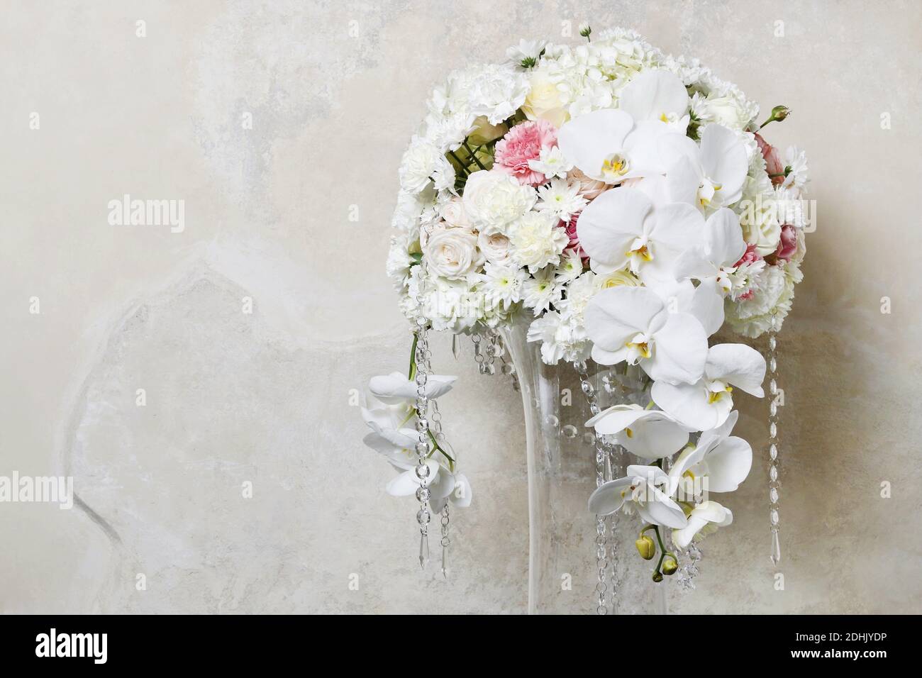 Blumenarrangement mit weißen Orchideen, Nelken und Chrysanthemen. Speicherplatz kopieren. Stockfoto