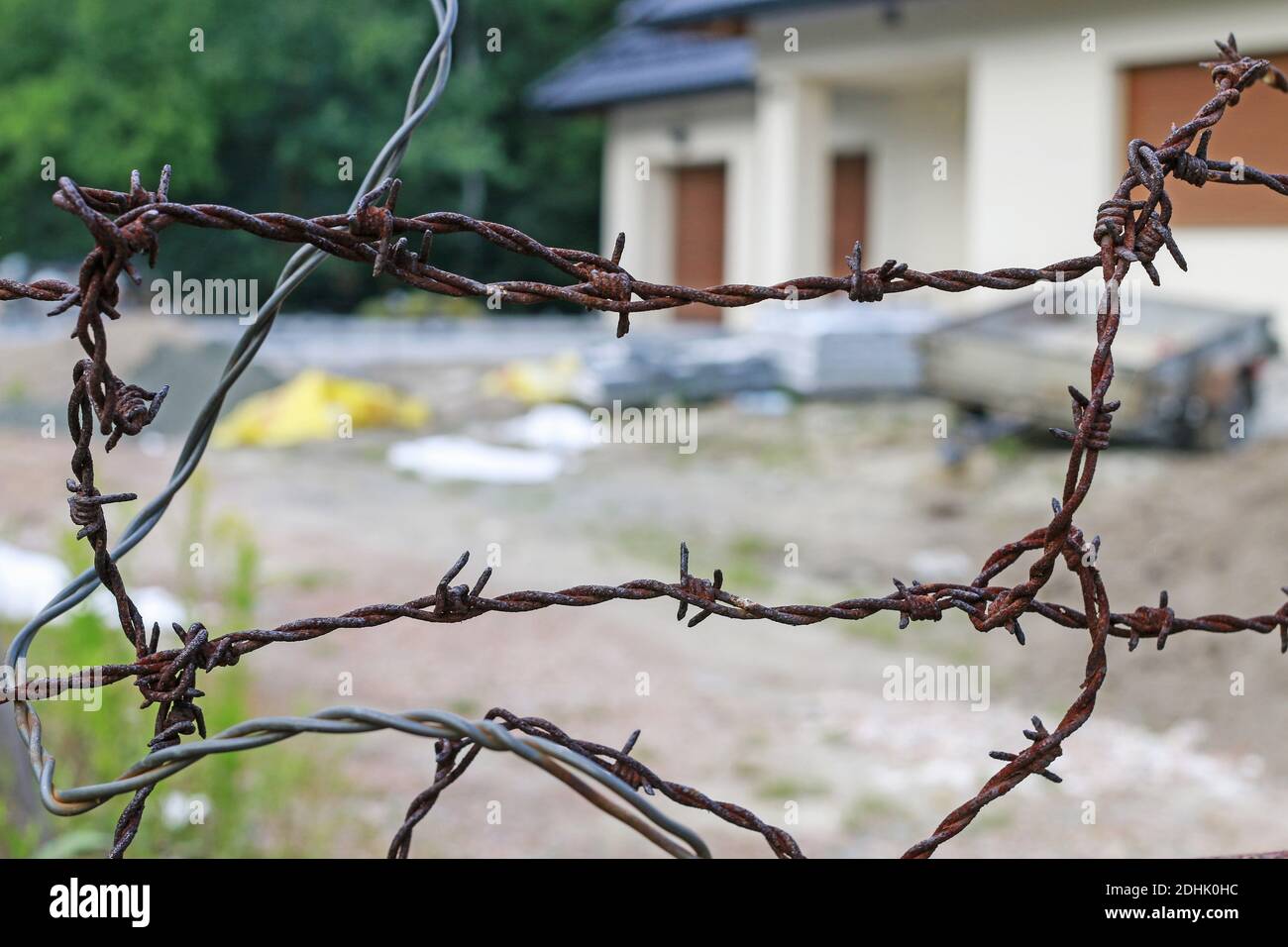 Stacheldraht vor dem Gebäude. Sicherheitstools Stockfoto