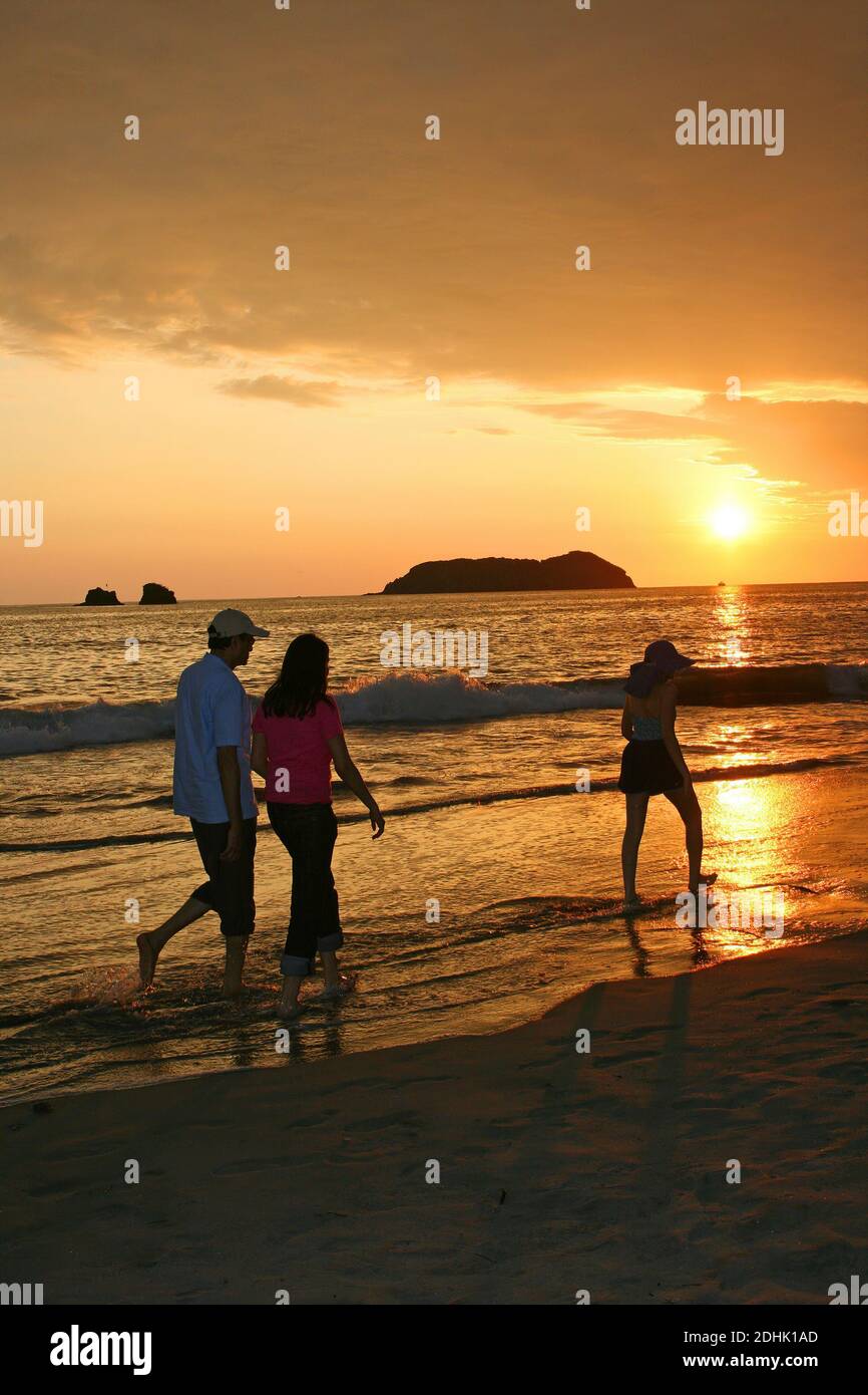 Spaziergang bei Sonnenuntergang am Manuel Antonio Strand, Costa Rica Stockfoto