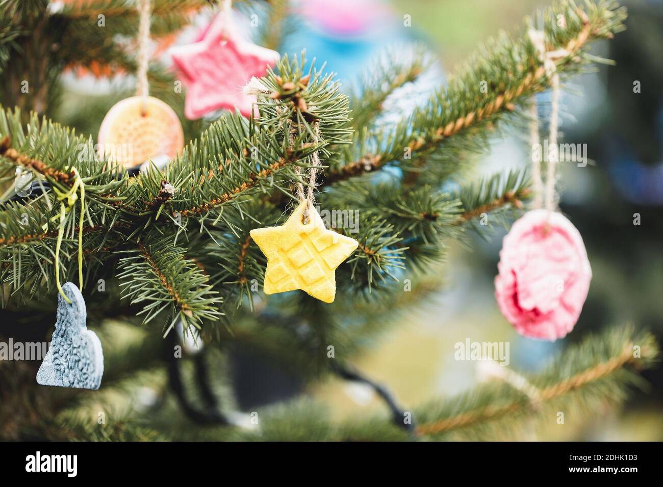 DIY handgemachte Dekoration auf einem Weihnachtsbaum Stockfoto