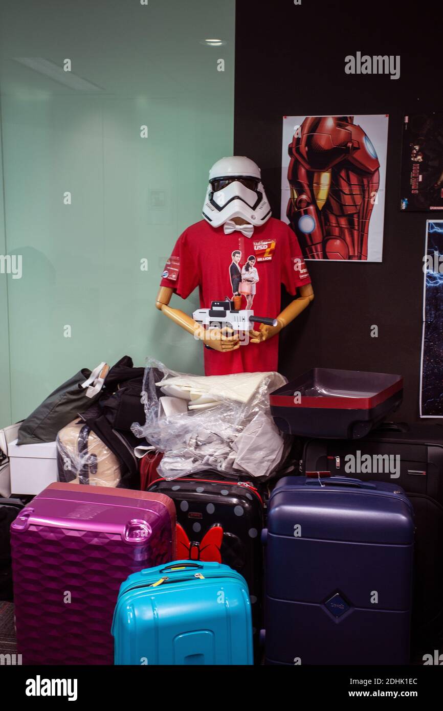 Eine lebensgroße Stormtrooper-Statue steht stolz im Büro und verleiht dem Arbeitsplatz einen auffälligen Hauch von Star Wars-fandom und Sci-fi-Flair. Stockfoto
