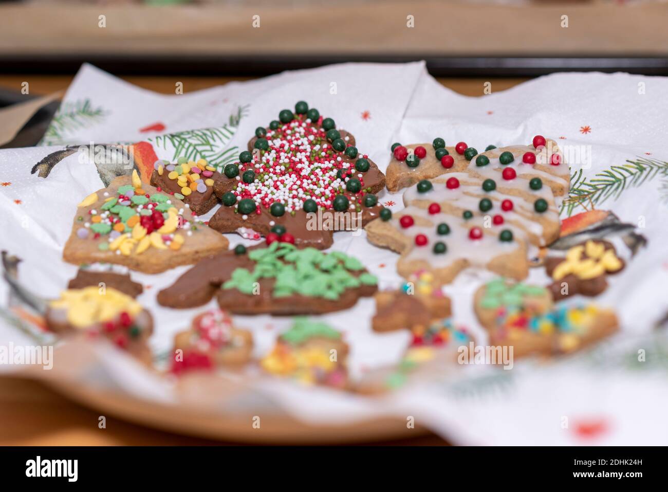 Magdeburg, Deutschland. Dezember 2020. Hausgemachte Weihnachtskekse liegen auf einem Teller. Quelle: Stephan Schulz/dpa-Zentralbild/ZB/dpa/Alamy Live News Stockfoto