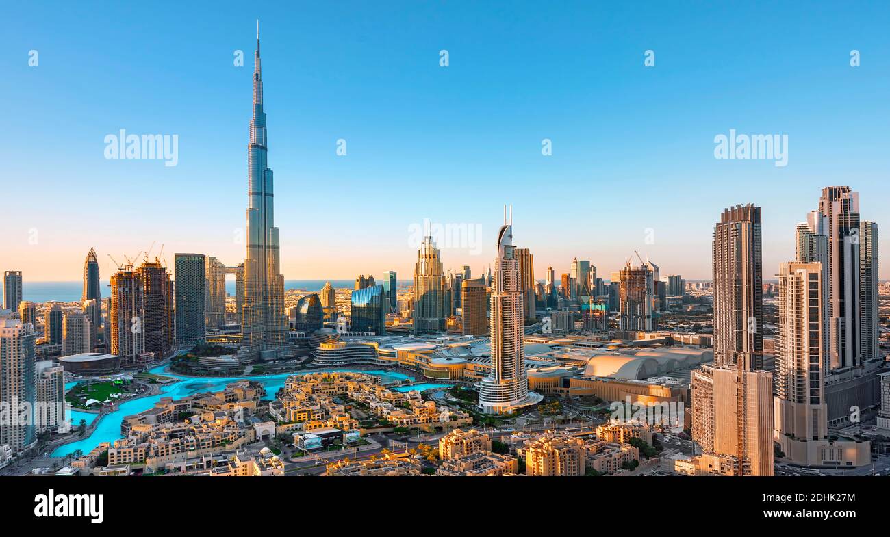 Erstaunlich der Innenstadt Dubais Skyline im Sonnenuntergang, Dubai, Vereinigte Arabische Emirate Stockfoto