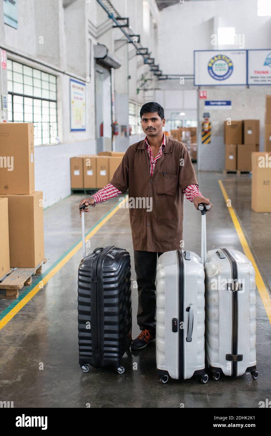 Fabrikarbeiter mit Koffern bei Samsonite Produktionseinheit in, Nasik, Indien. Stockfoto