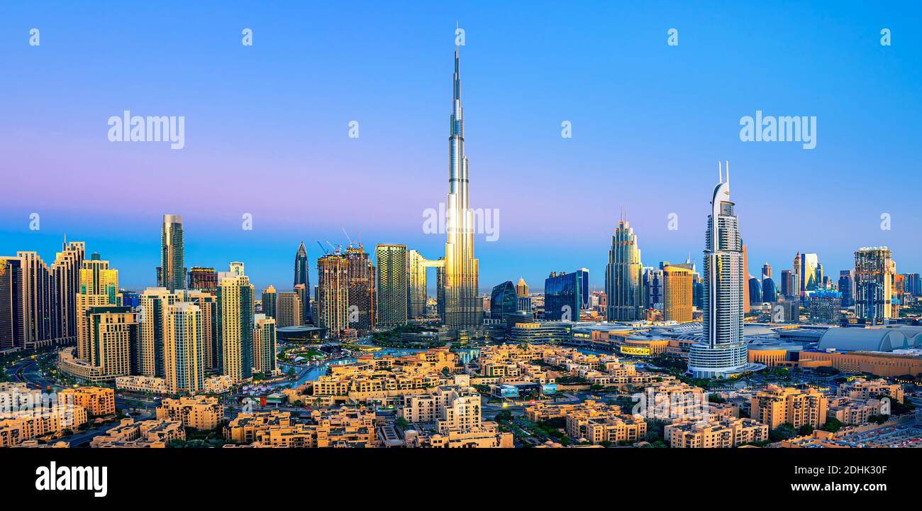 Erstaunlich der Innenstadt Dubais Skyline im Sonnenuntergang, Dubai, Vereinigte Arabische Emirate Stockfoto