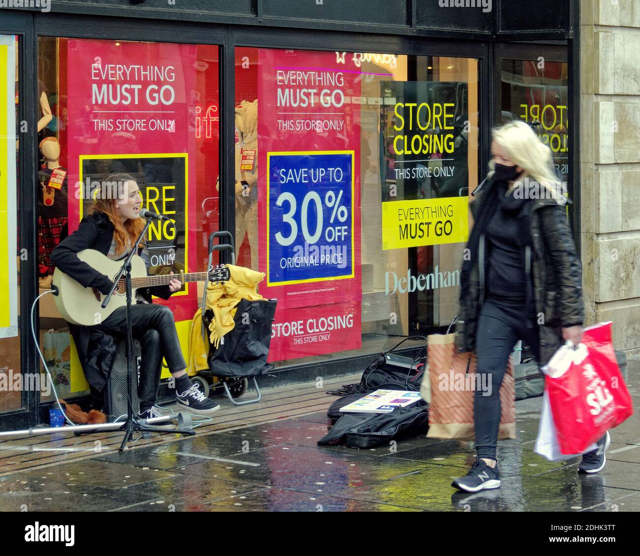 Glasgow, Schottland, Großbritannien. Dezember 2020. UK Wetter: Ein dunkler Tag mit Nieselregen und Schlitten für Tier 3 Shopping und Debenhams auf Argyle Street, mit Shopper mit Taschen auf Schottlands Stil Meile Buchanan Street... Quelle: Gerard Ferry/Alamy Live News Stockfoto