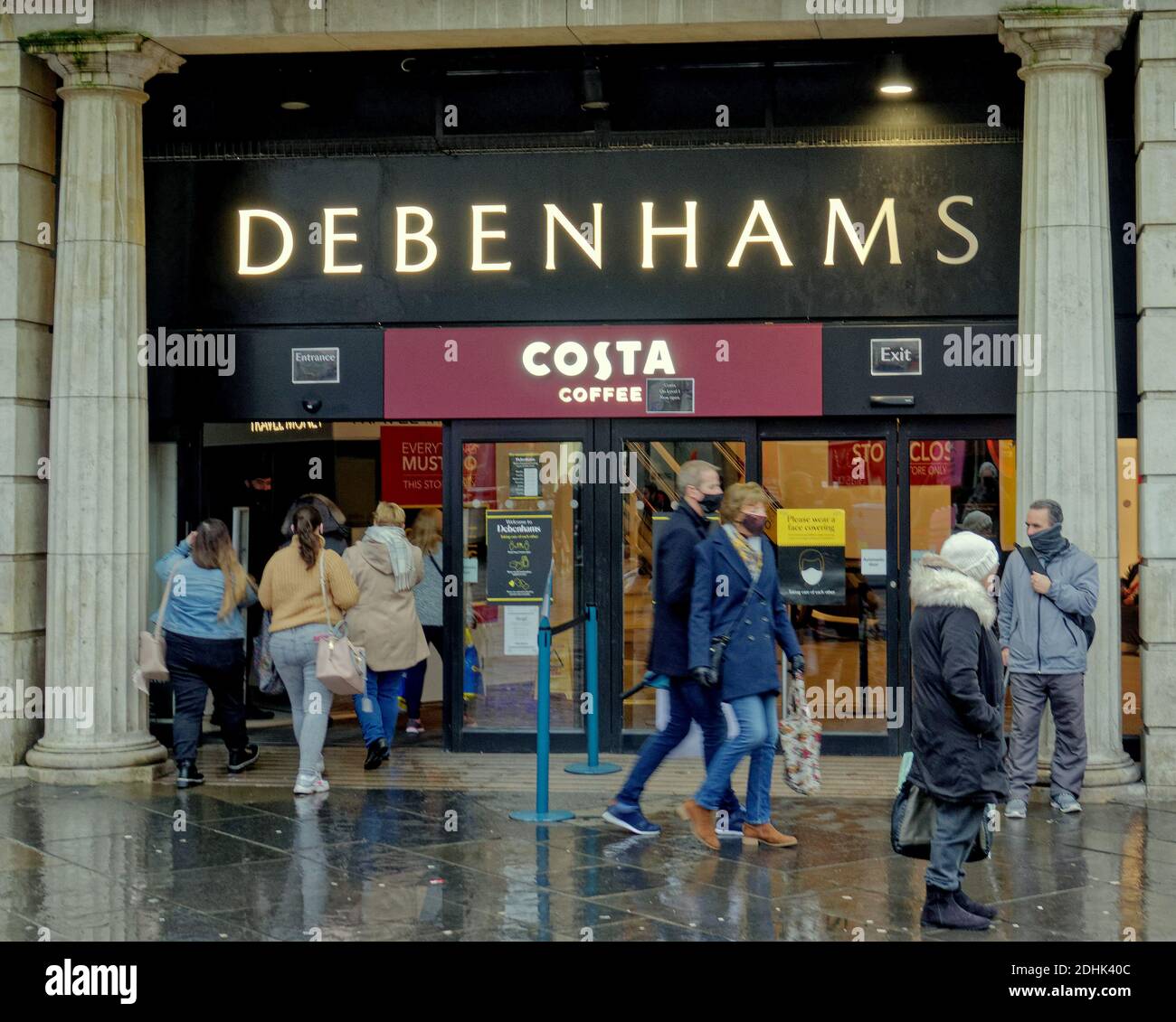 Glasgow, Schottland, Großbritannien. Dezember 2020. UK Wetter: Ein dunkler Tag mit Nieselregen und Schlitten für Tier 3 Shopping und Debenhams auf Argyle Street, mit Shopper mit Taschen auf Schottlands Stil Meile Buchanan Street... Quelle: Gerard Ferry/Alamy Live News Stockfoto
