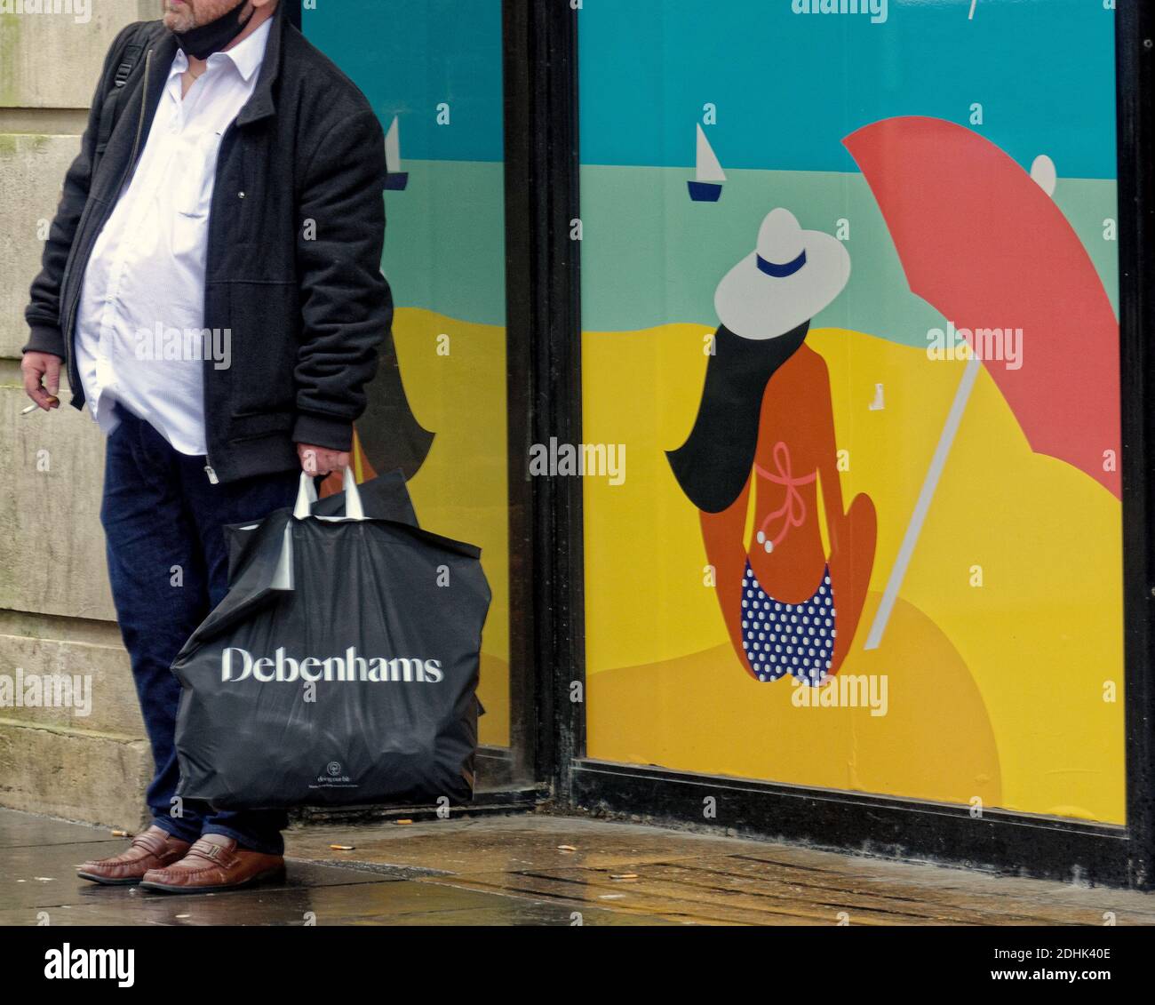 Glasgow, Schottland, Großbritannien. Dezember 2020. UK Wetter: Ein dunkler Tag mit Nieselregen und Schlitten für Tier 3 Shopping und Debenhams auf Argyle Street, mit Shopper mit Taschen auf Schottlands Stil Meile Buchanan Street... Quelle: Gerard Ferry/Alamy Live News Stockfoto