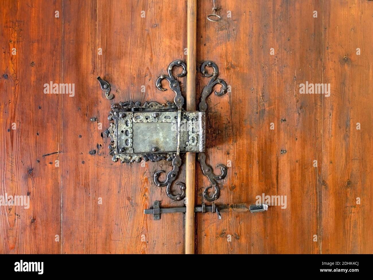 Altes Eisenschloss aus dem Mittelalter auf hölzern Tür Stockfoto