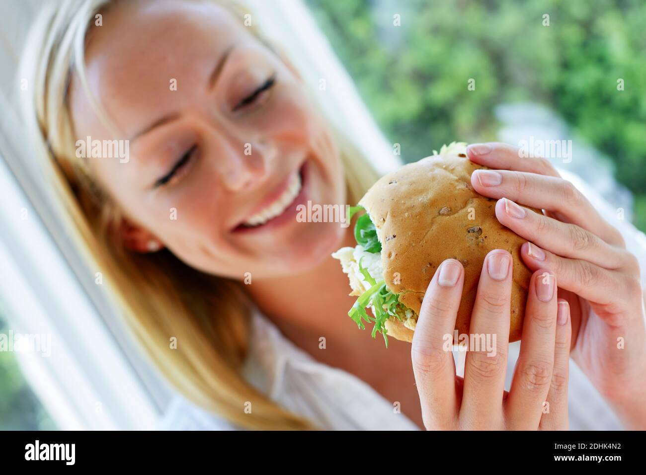 Frau, die ein Sandwich zu essen Stockfoto