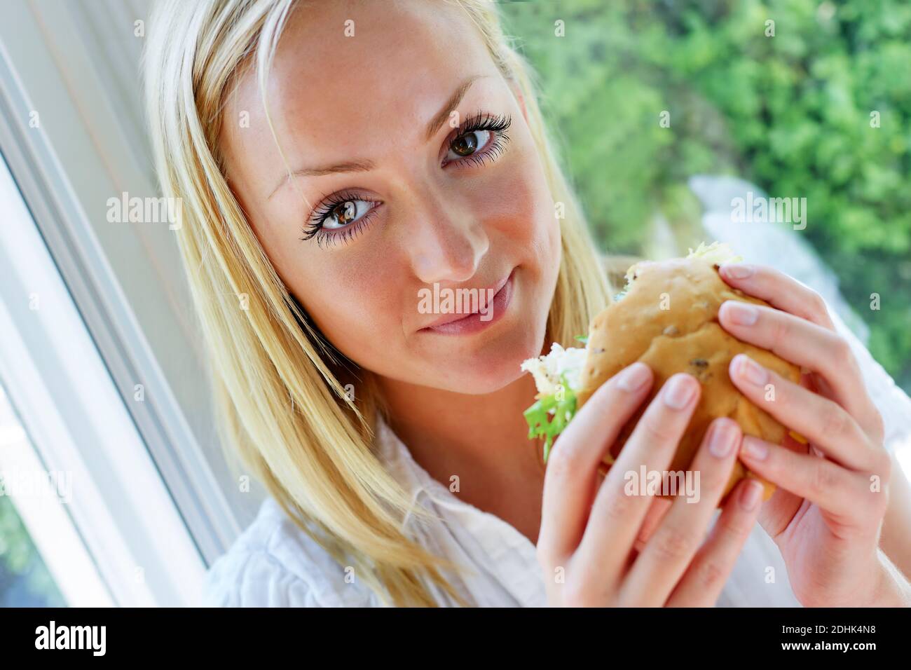 Frau, die ein Sandwich zu essen Stockfoto