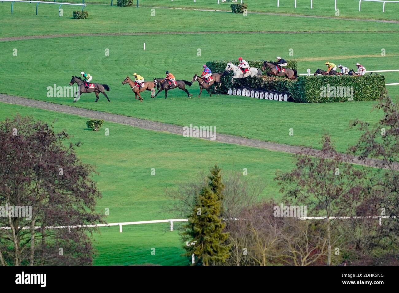 Ben Harvey reitet mit dem Hals (graues Pferd/rote Mütze) auf dem Weg zum Sieg der Glenfarcras Cross Country Handicap Chase am ersten Tag des Internationalen Treffens auf der Cheltenham Rennbahn. Stockfoto