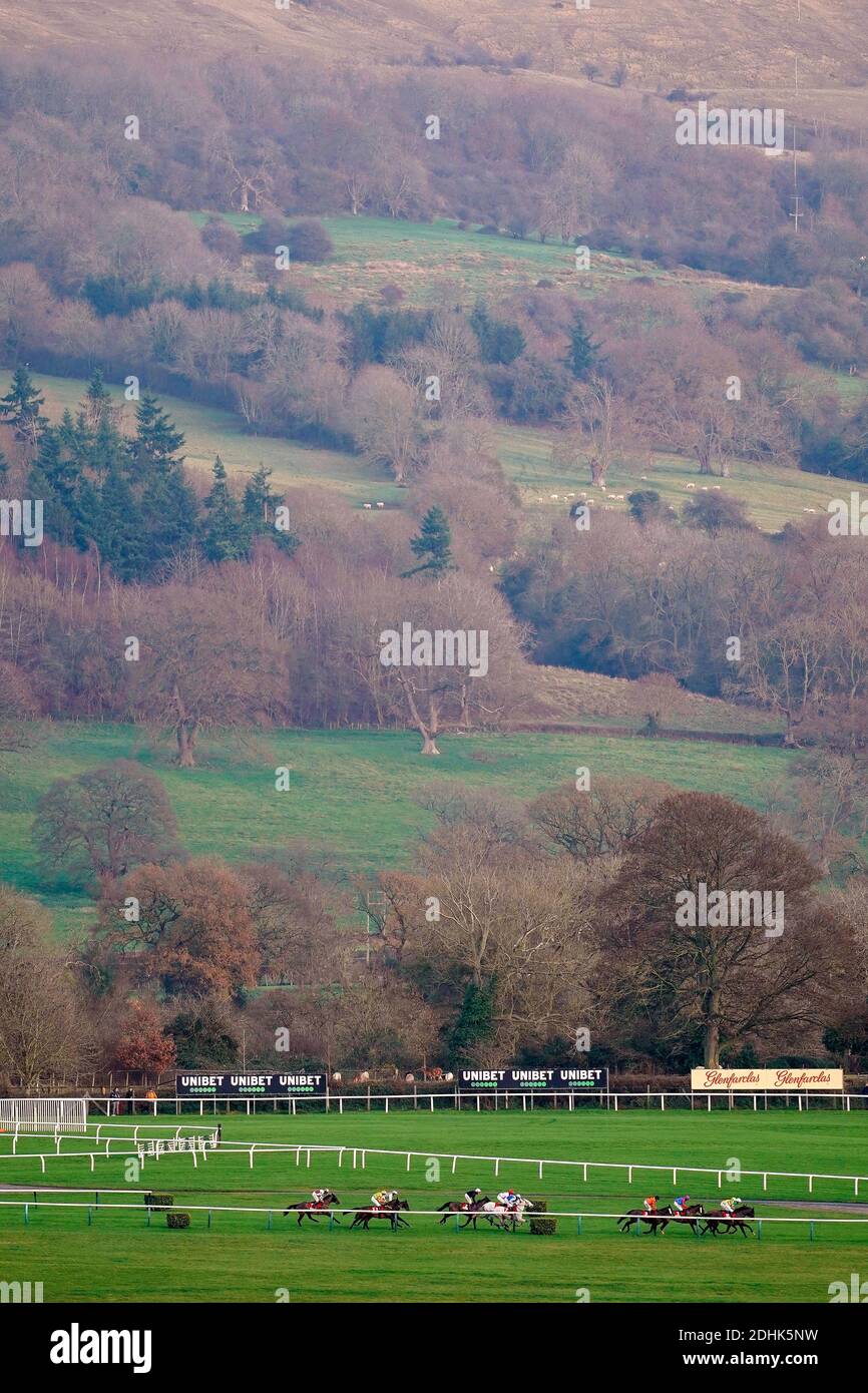 Ben Harvey reitet mit dem Hals (graues Pferd/rote Mütze) auf dem Weg zum Sieg der Glenfarcras Cross Country Handicap Chase am ersten Tag des Internationalen Treffens auf der Cheltenham Rennbahn. Stockfoto