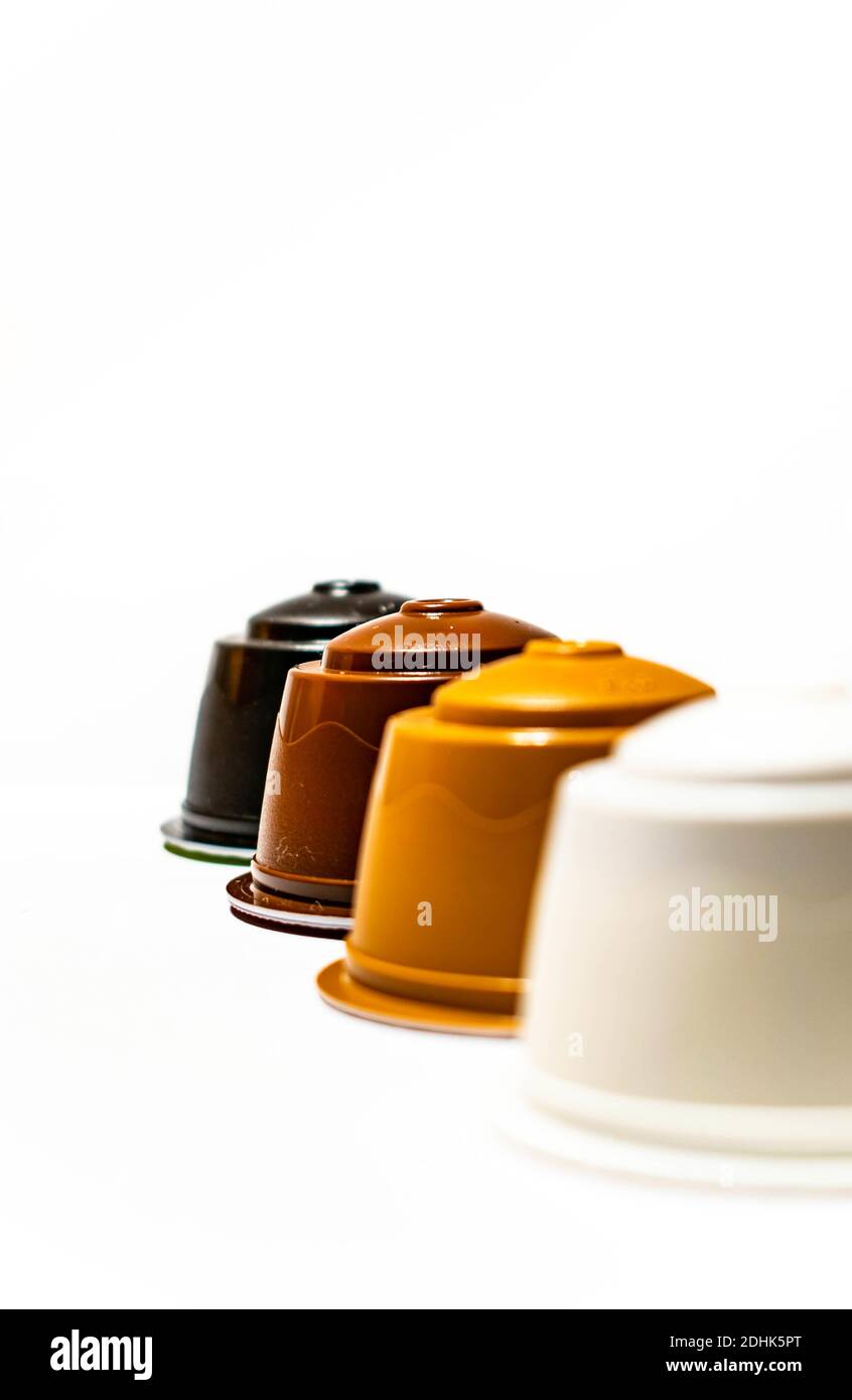 Eine vertikale Aufnahme von bunten Kaffeekapseln isoliert auf weiß Hintergrund Stockfoto