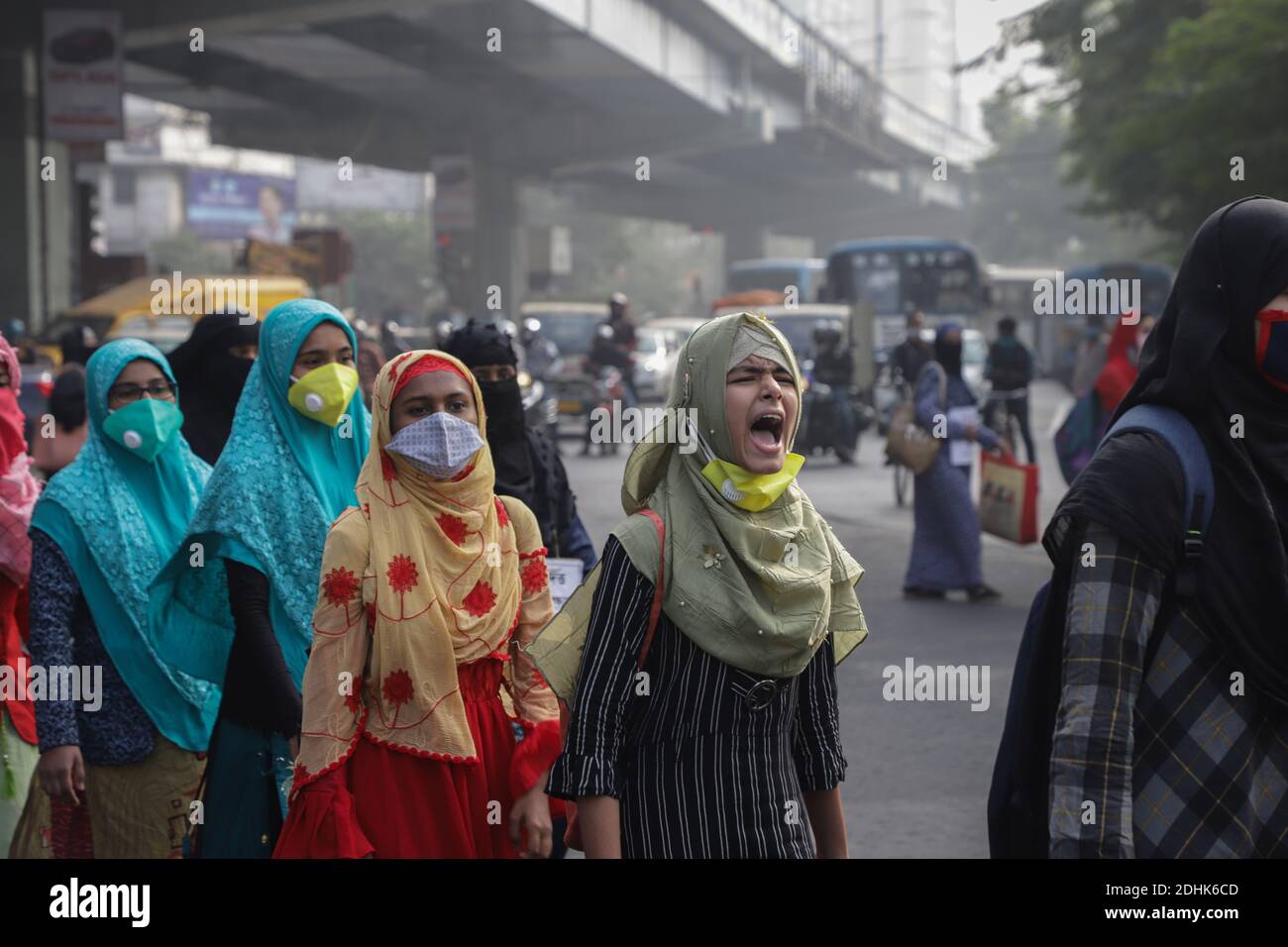 Ein Protestler chantet Parolen während der Demonstration.Aktivisten von zwei großen Minderheiten namens SIO (The Students Islamic Organization of India) & Jamat-e-Islami veranstalteten eine Protestkundgebung gegen NRC (National Register of Citizens), CAA (Citizenship Amendment Act) & Farm Bill. Stockfoto