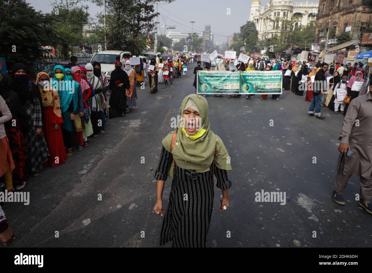 Ein Protestler chantet Parolen während der Demonstration.Aktivisten von zwei großen Minderheiten namens SIO (The Students Islamic Organization of India) & Jamat-e-Islami veranstalteten eine Protestkundgebung gegen NRC (National Register of Citizens), CAA (Citizenship Amendment Act) & Farm Bill. Stockfoto