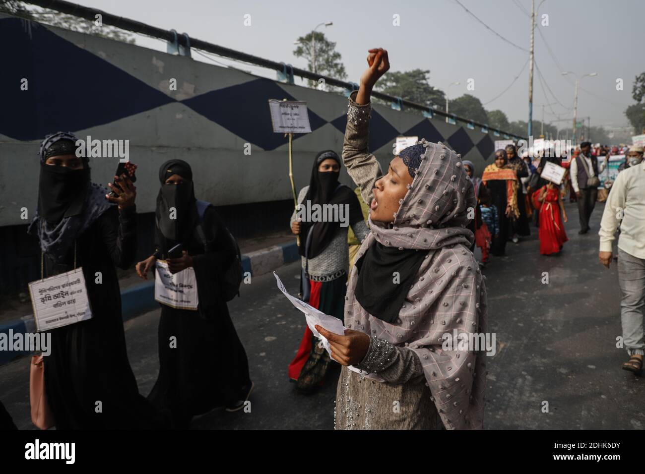 Ein Protestler chantet Slogans, während er während der Demonstration Gesten macht.Aktivisten von zwei großen Minderheiten namens SIO (The Students Islamic Organization of India) & Jamat-e-Islami veranstalteten eine Protestkundgebung gegen NRC (National Register of Citizens), CAA (Citizenship Amendment Act) & Farm Bill. Stockfoto