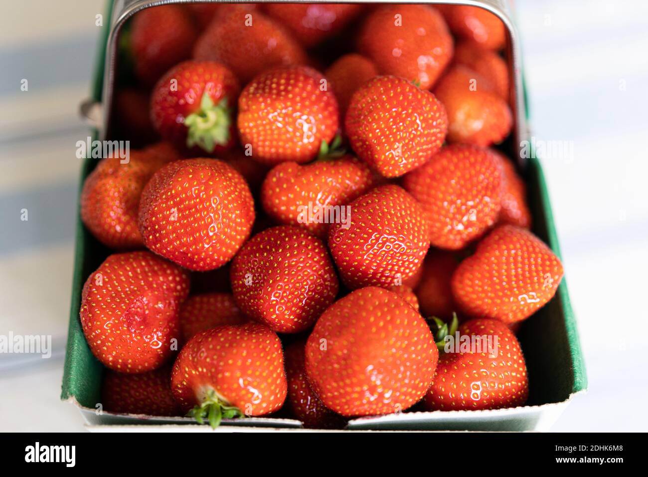 Korb mit Erdbeeren Stockfoto