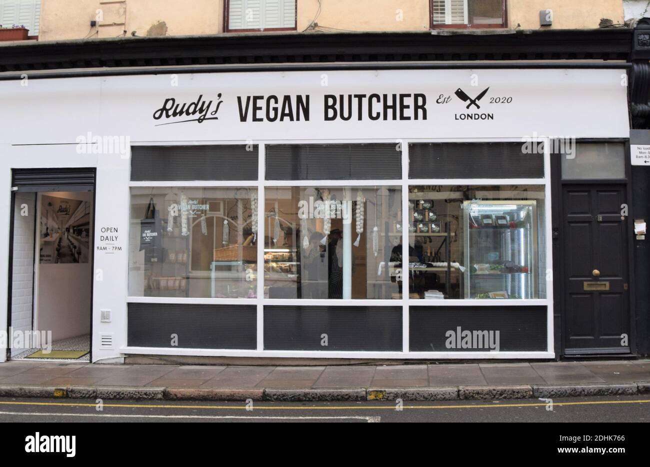 Rudy's Vegan Butcher Blick von außen auf die Straße, Islington, London. Der erste vegane Metzger Großbritanniens wurde im November 2020 eröffnet. Stockfoto