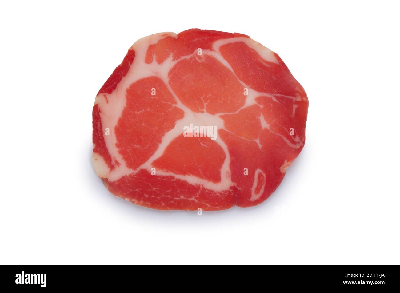 Studioaufnahme von Coppa, einem italienischen trocken gehäuteten Schweinefleisch, vor weißem Hintergrund geschnitten - John Gollop Stockfoto