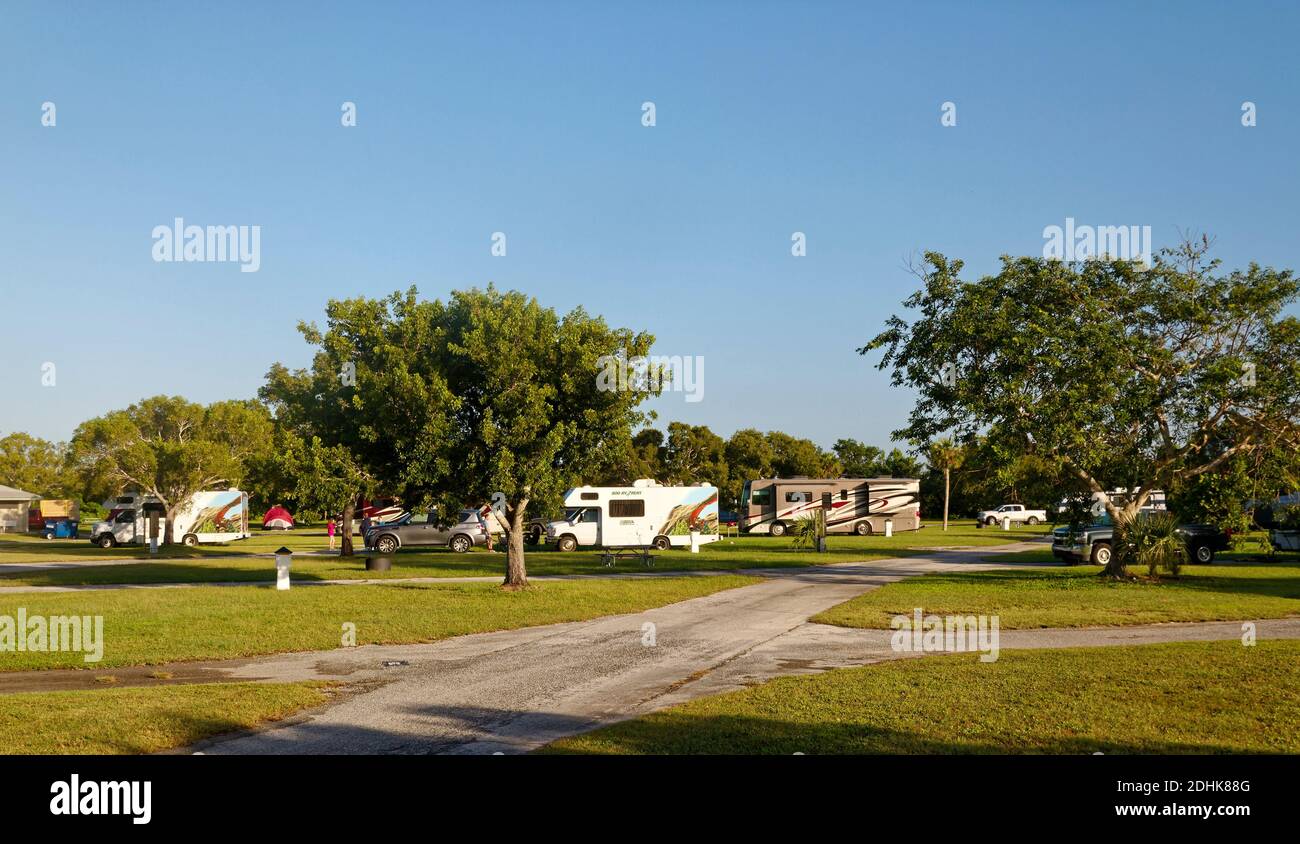 Flamingo Campingplatz, Wohnmobile, Zelt, Menschen, nicht übervölkert, Bäume, Gras, Wohnmobile, Vermietung, Erholung, Urlaub, Everglades National Park, Florida, Flami Stockfoto