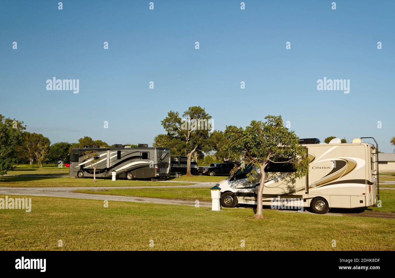 Flamingo Campingplatz, Wohnmobile, nicht übervölkert, Bäume, Gras, Wohnmobile, Erholung, Urlaub, Everglades National Park, Florida, Flamingo, FL Stockfoto
