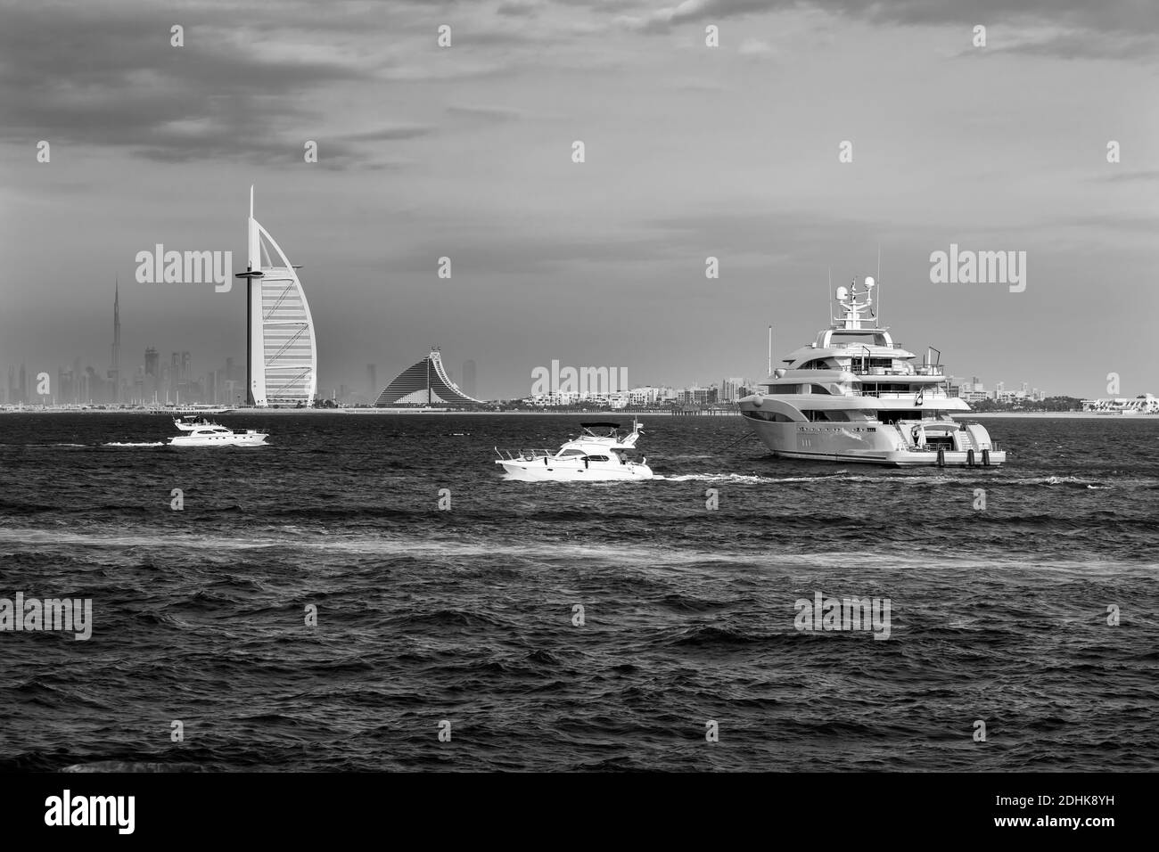 Dubai City - fantastische Skyline im Stadtzentrum und berühmter Jumeirah Strand bei Sonnenuntergang, Vereinigte Arabische Emirate Stockfoto