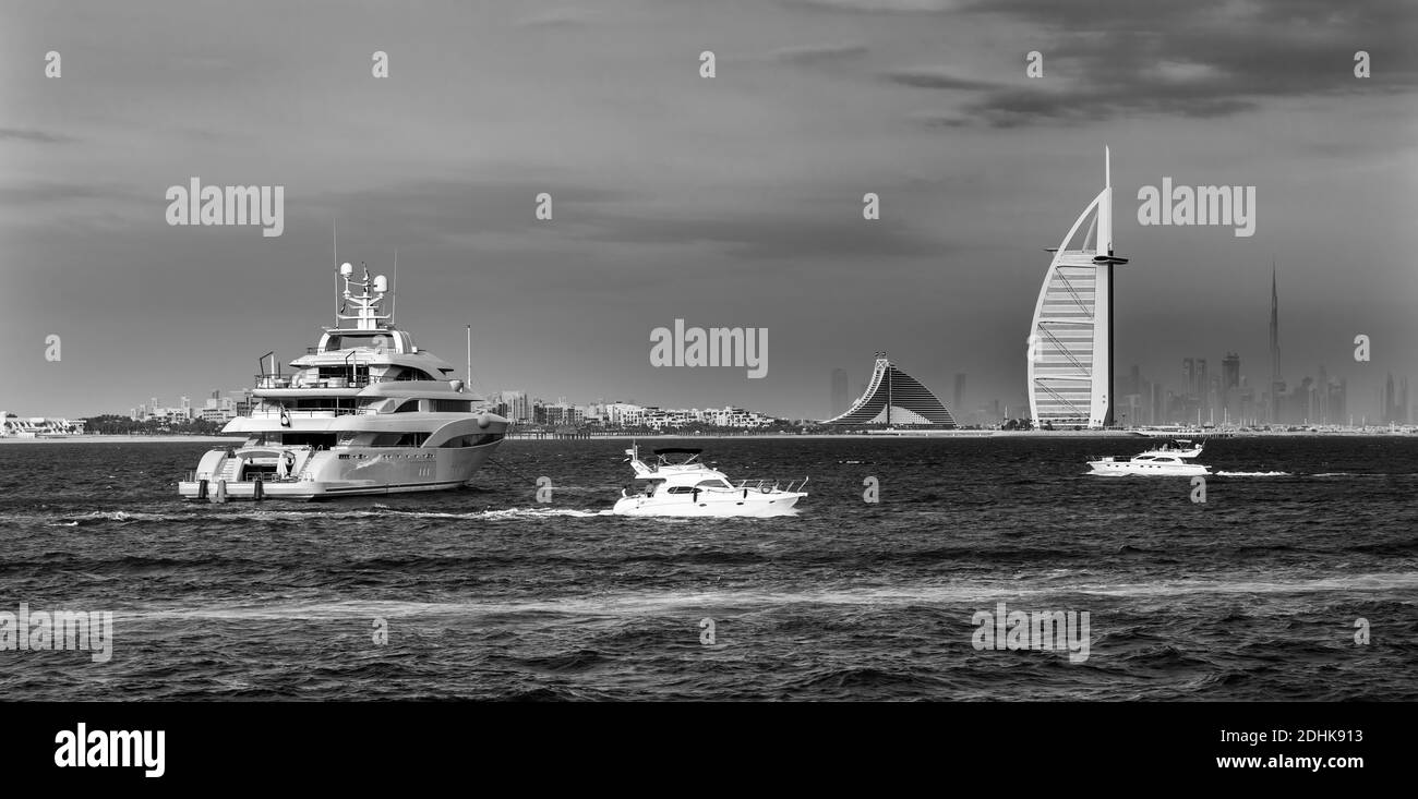 Dubai City - fantastische Skyline im Stadtzentrum und berühmter Jumeirah Strand bei Sonnenuntergang, Vereinigte Arabische Emirate Stockfoto