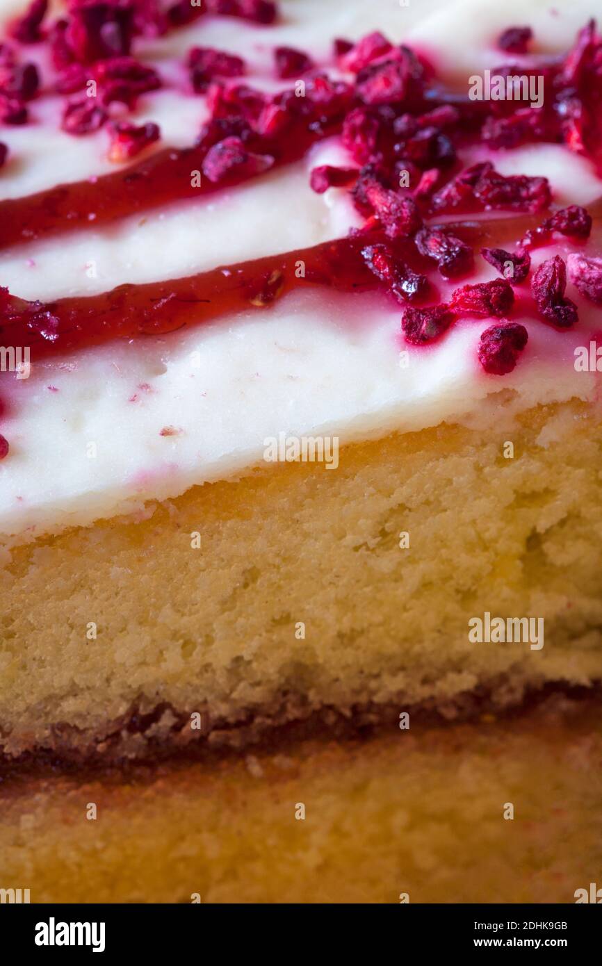 Mary Berry Raspberry Wellenkuchen Hand dekoriert Nahaufnahme - Mary Berry Luxus Kuchen Stockfoto