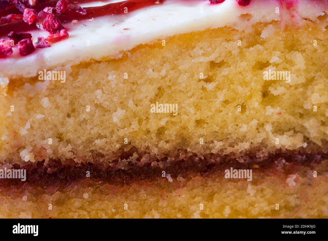 Mary Berry Raspberry Wellenkuchen Hand dekoriert Nahaufnahme - Mary Berry Luxus Kuchen Stockfoto