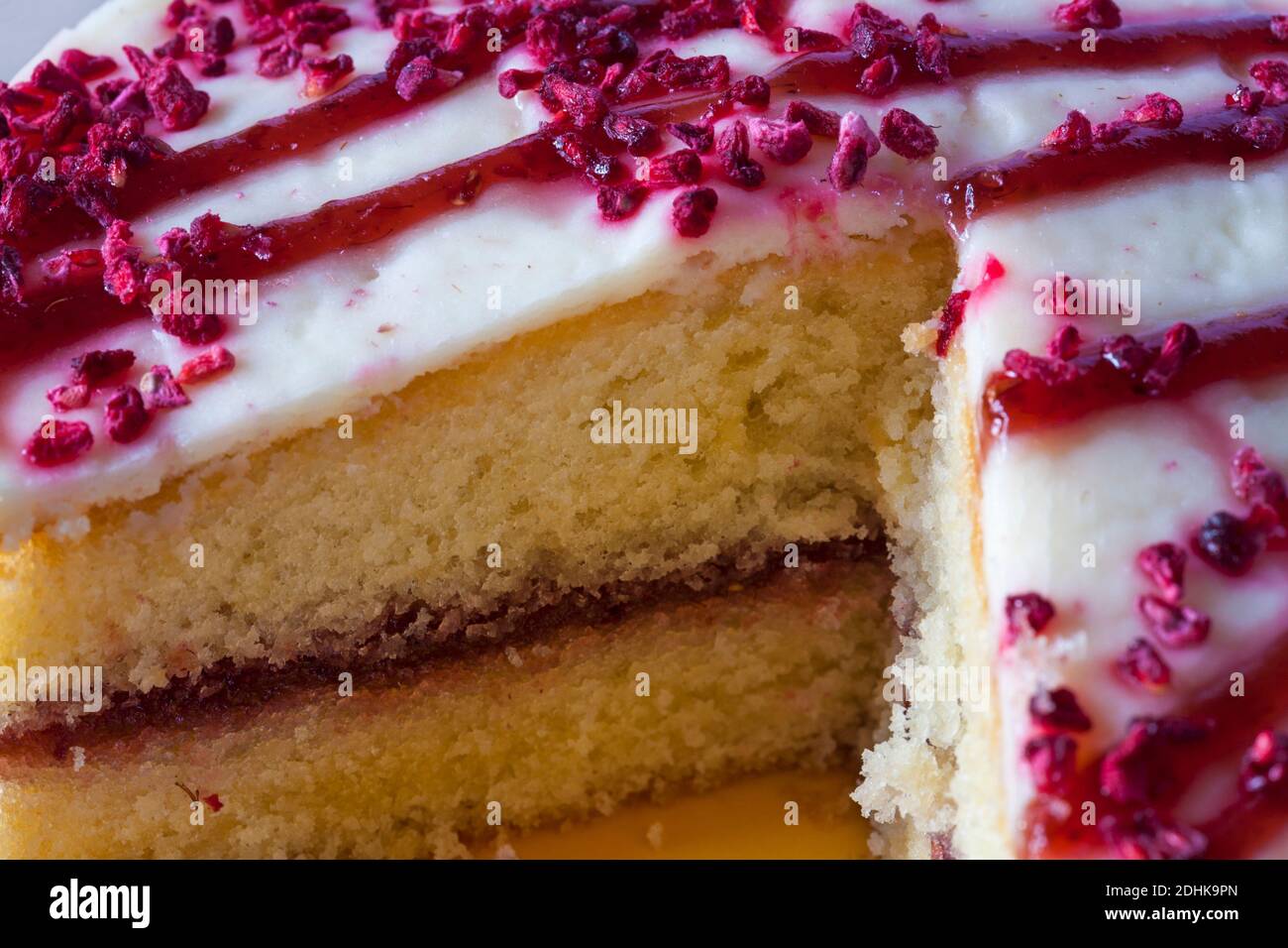 Mary Berry Raspberry Wellenkuchen Hand dekoriert Nahaufnahme - Mary Berry Luxus Kuchen Stockfoto