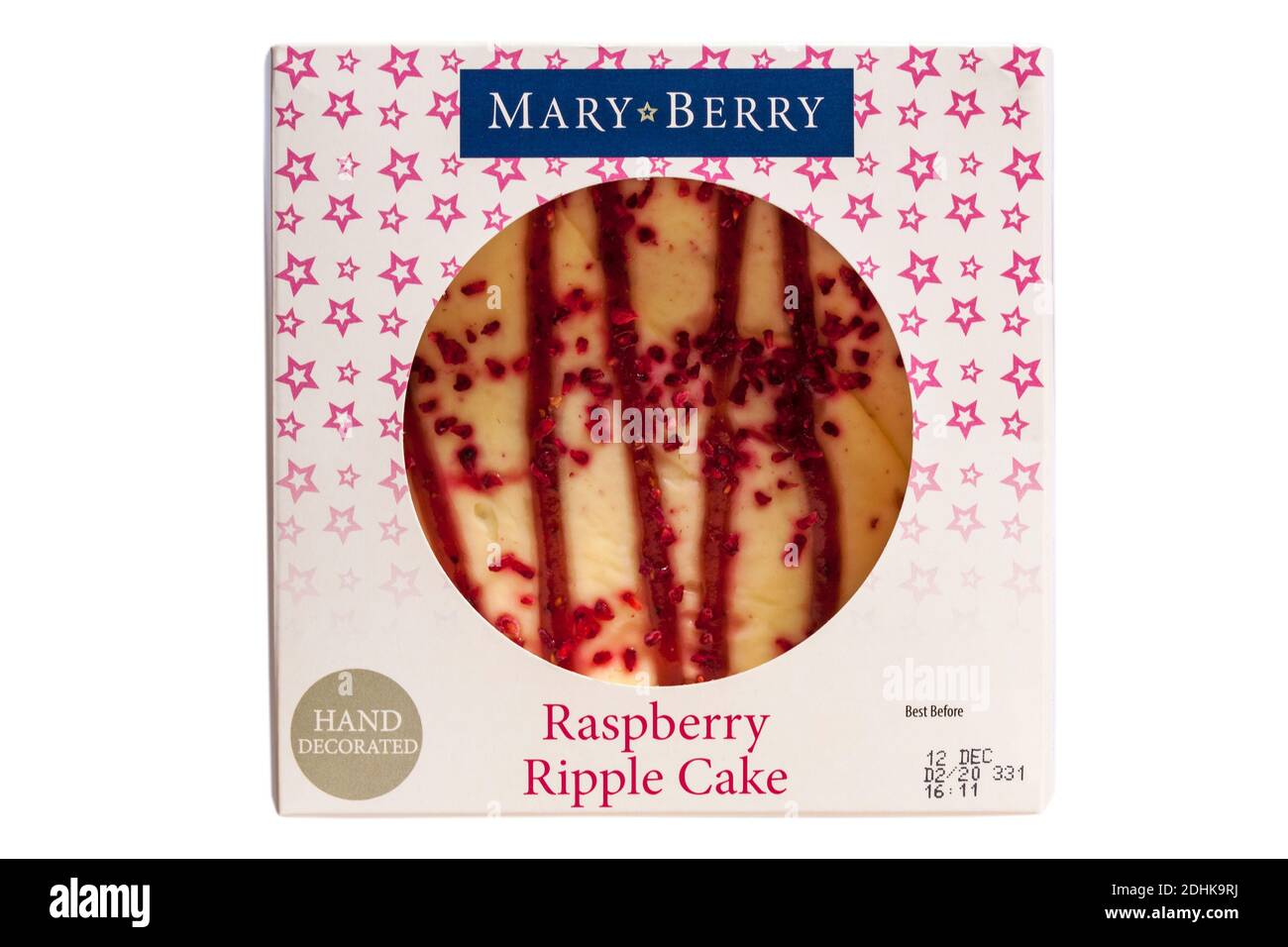 Mary Berry Raspberry Ripple Kuchen von Hand in Box isoliert dekoriert Auf weißem Hintergrund - Mary Berry Luxus Kuchen Stockfoto