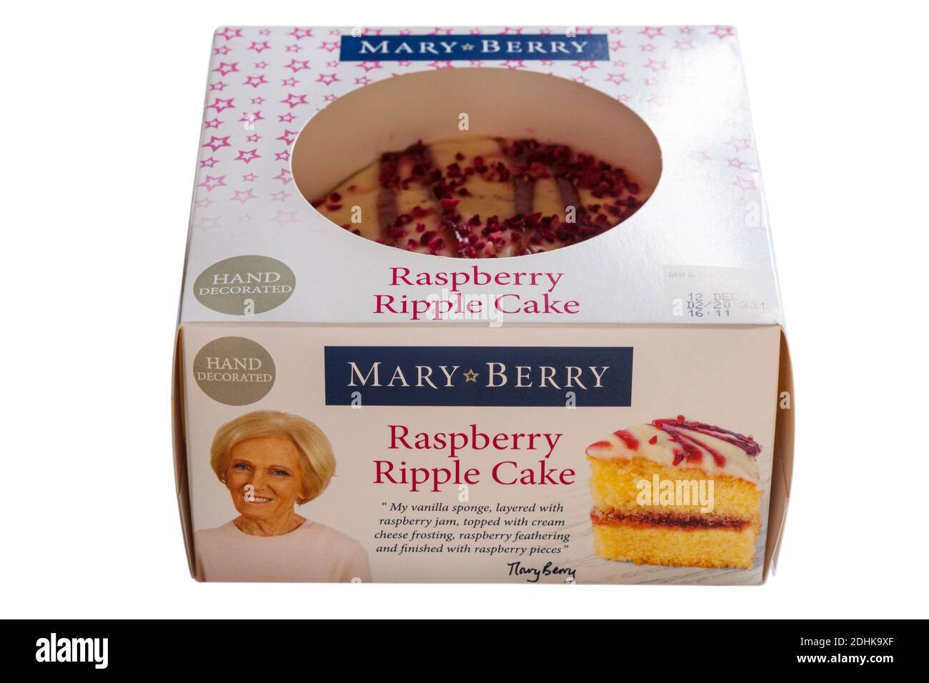 Mary Berry Raspberry Ripple Kuchen von Hand in Box isoliert dekoriert Auf weißem Hintergrund - Mary Berry Luxus Kuchen Stockfoto
