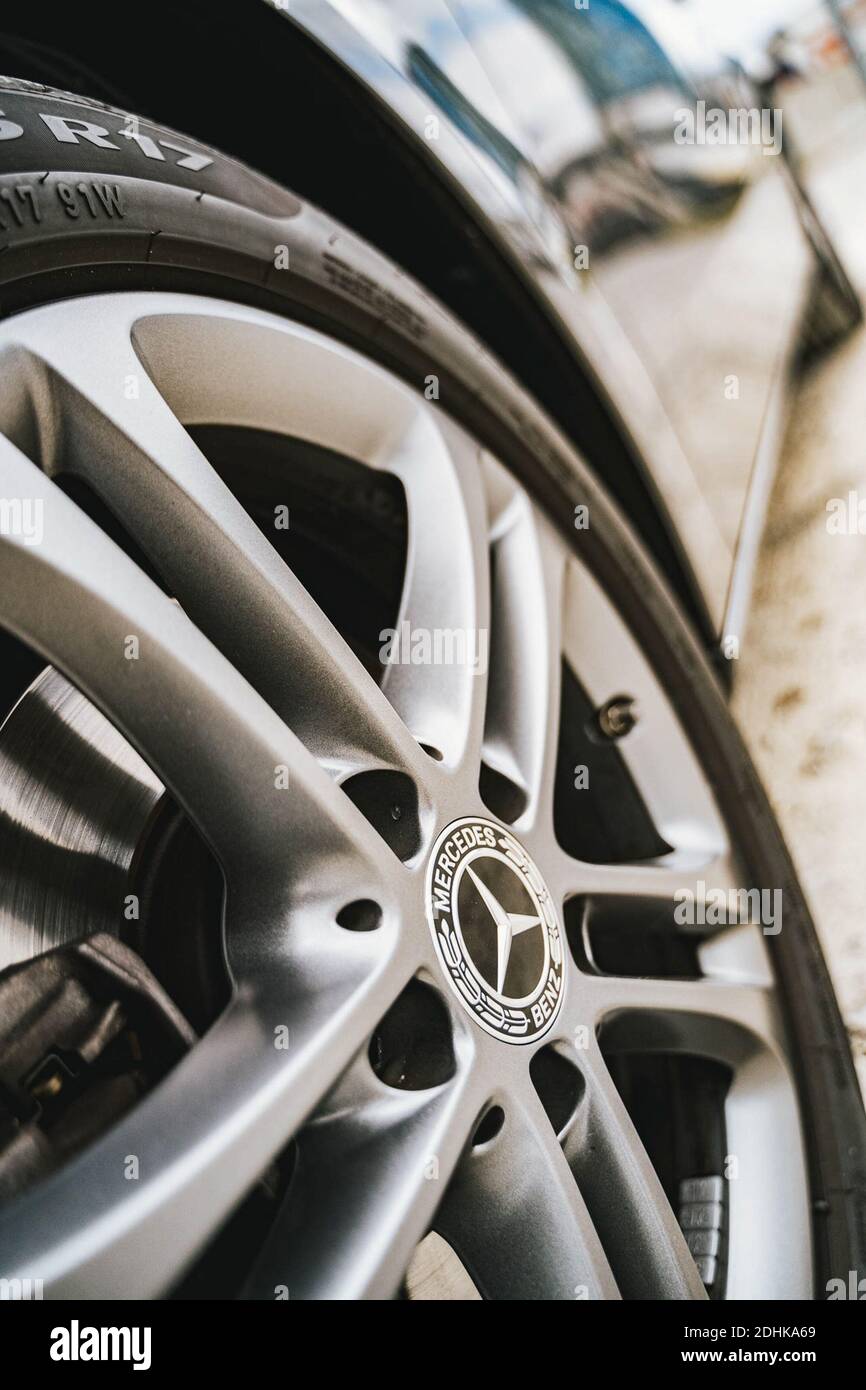 SINDELFINGEN, DEUTSCHLAND - 06. Dez 2020: Modernes Auto, Mercedes, Weel des Autos, Neuwahl Stockfoto